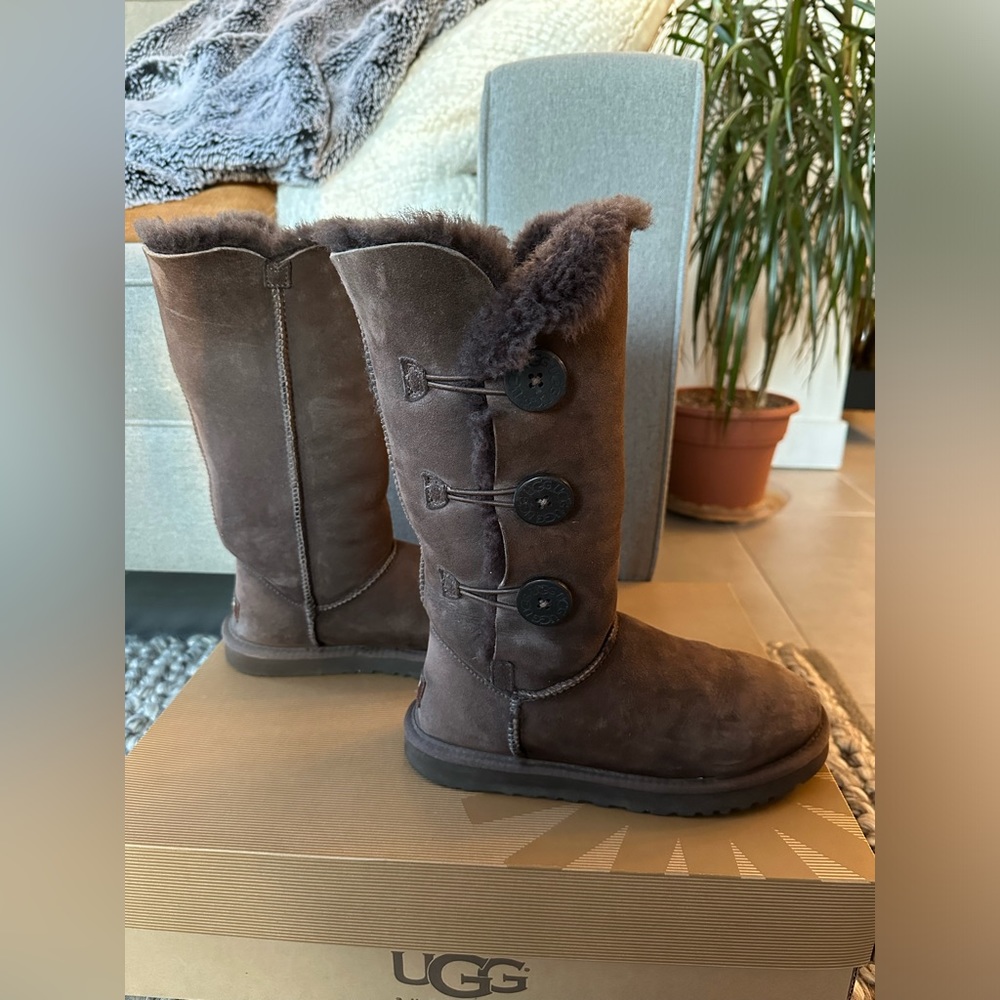 Ugg Boots - Bailey Triplet Button in Chocolate, size 7